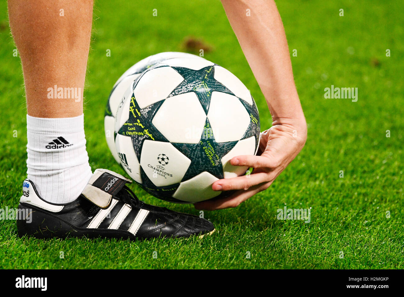 Adidas football 2016 fotografías e imágenes de alta resolución - Alamy