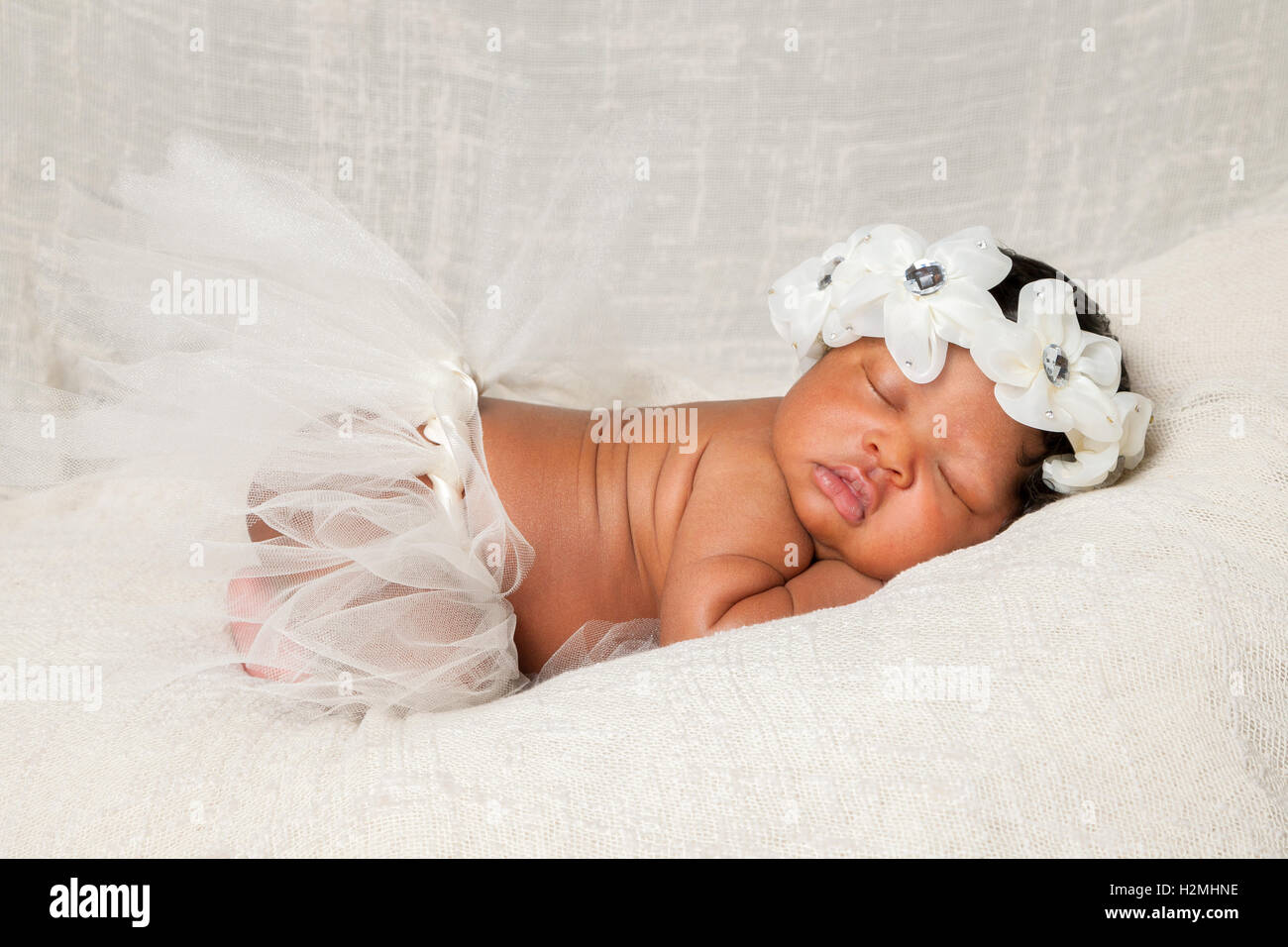 Una Dulce Afroamericano Recien Nacido Duerme Tranquilamente Sobre Una Manta De Marfil Con Un Tutu Y Gran Diadema Floral Fotografia De Stock Alamy
