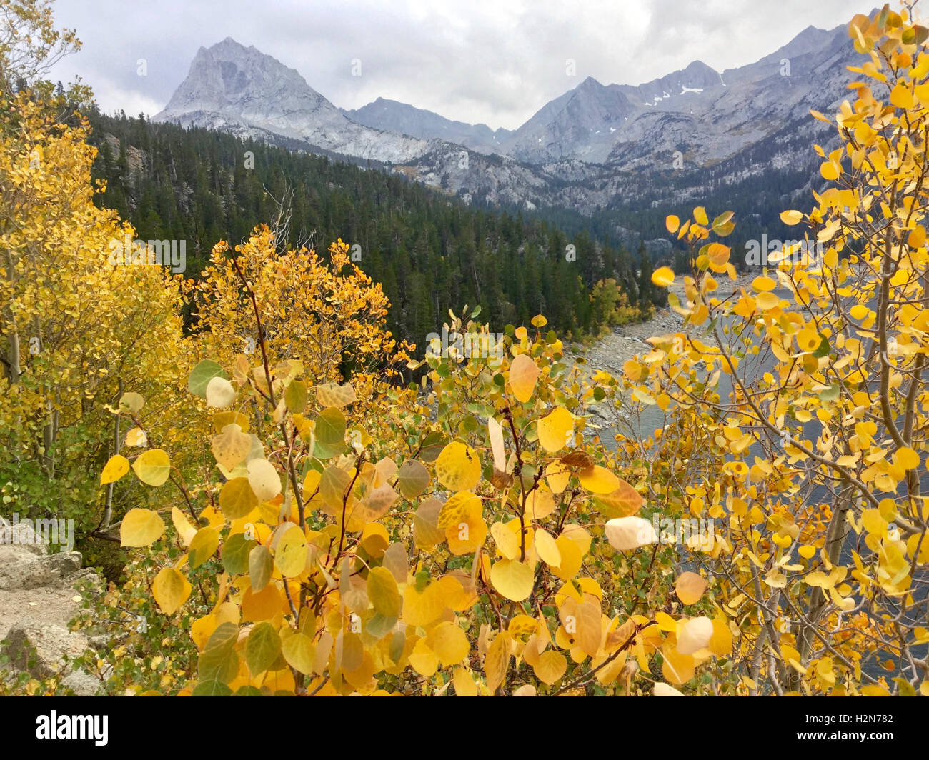 Colores de otoño sobre el sur del lago encima de Bishop, California en la parte oriental de Sierra Nevada Foto de stock