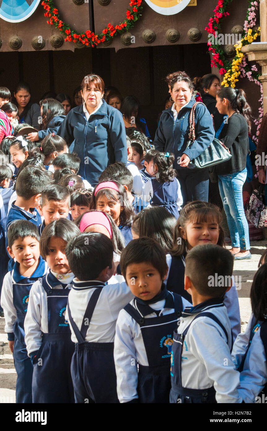 Los escolares y los profesores dejando una misa en la Catedral Metropolitana, Sucre Foto de stock