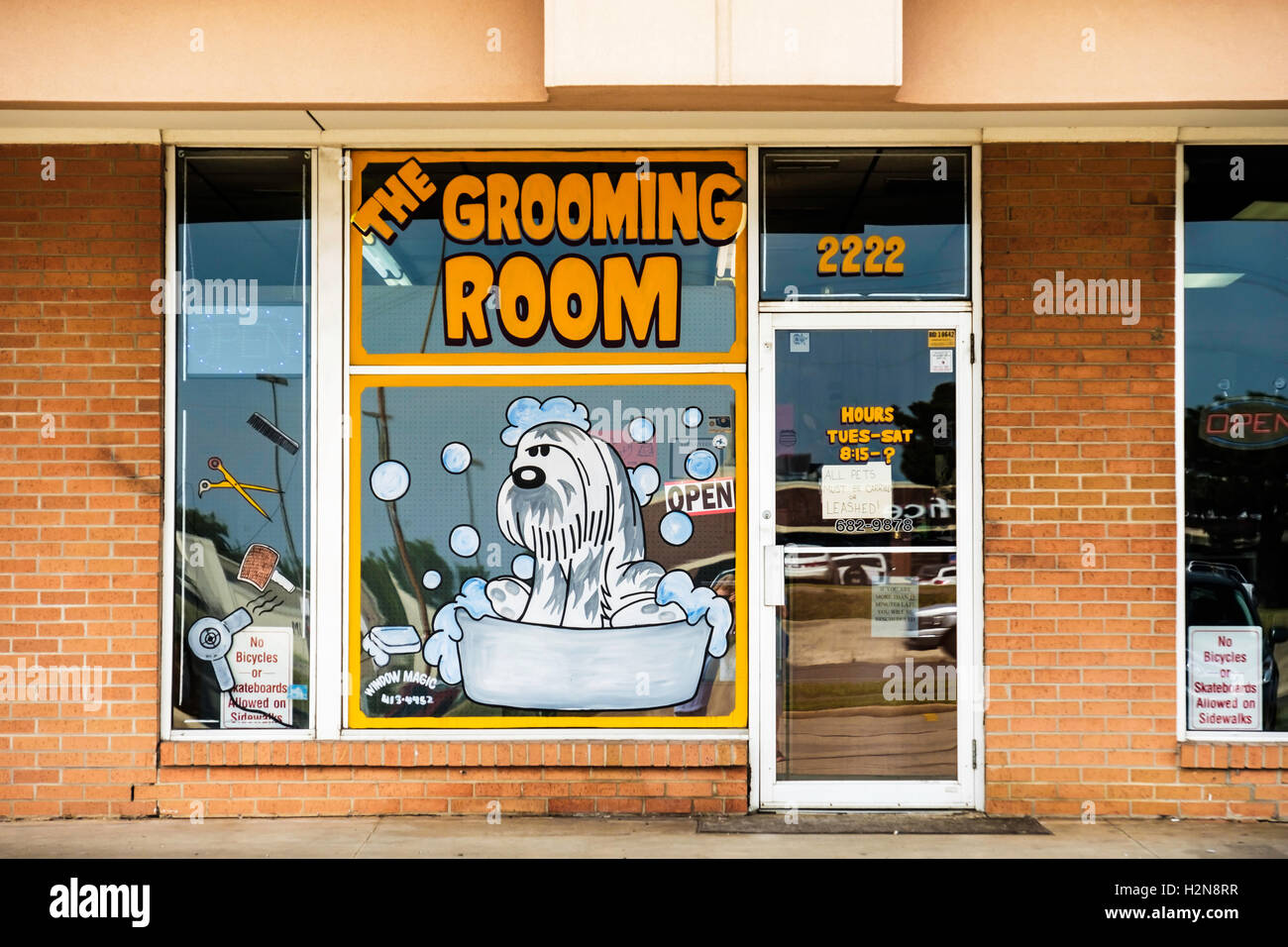 Un pet grooming shop tienda en I-240 W. Interstate service road en Oklahoma City, Oklahoma, Estados Unidos. Foto de stock