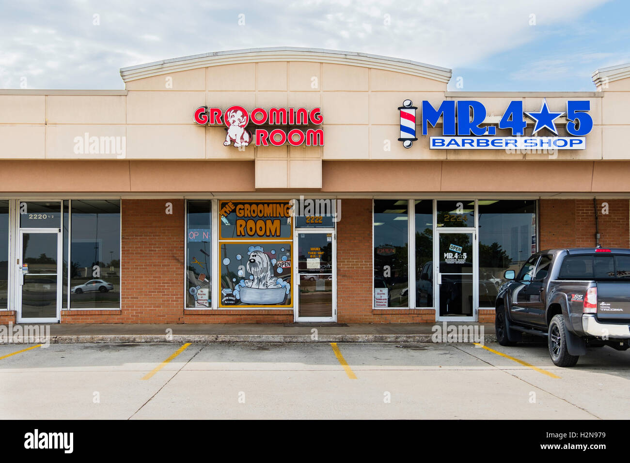 Un pet grooming shop tienda en I-240 W. Interstate service road en Oklahoma City, Oklahoma, Estados Unidos. Foto de stock