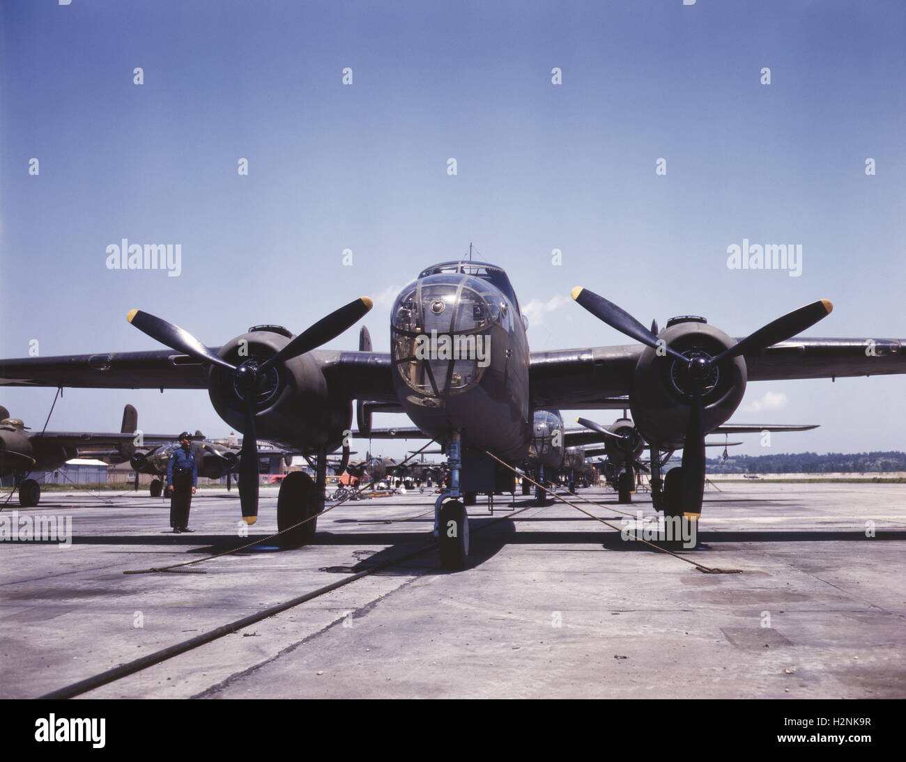 Bombarderos B-25 en la línea de montaje exterior, North American Aviation, Inc., en Kansas City, Kansas, EE.UU., Alfred T. Palmer para la Oficina de Información de Guerra, octubre de 1942 Foto de stock