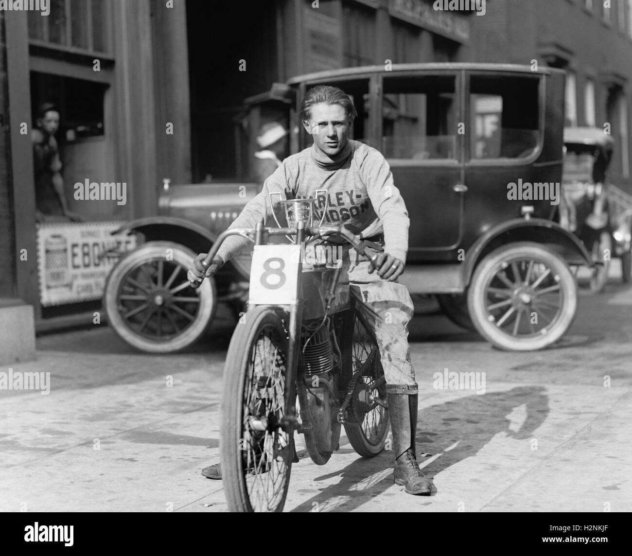 Freddy Fretwell en motocicleta Harley Davidson, Washington DC, EE.UU., National Photo Company, 1922 Foto de stock