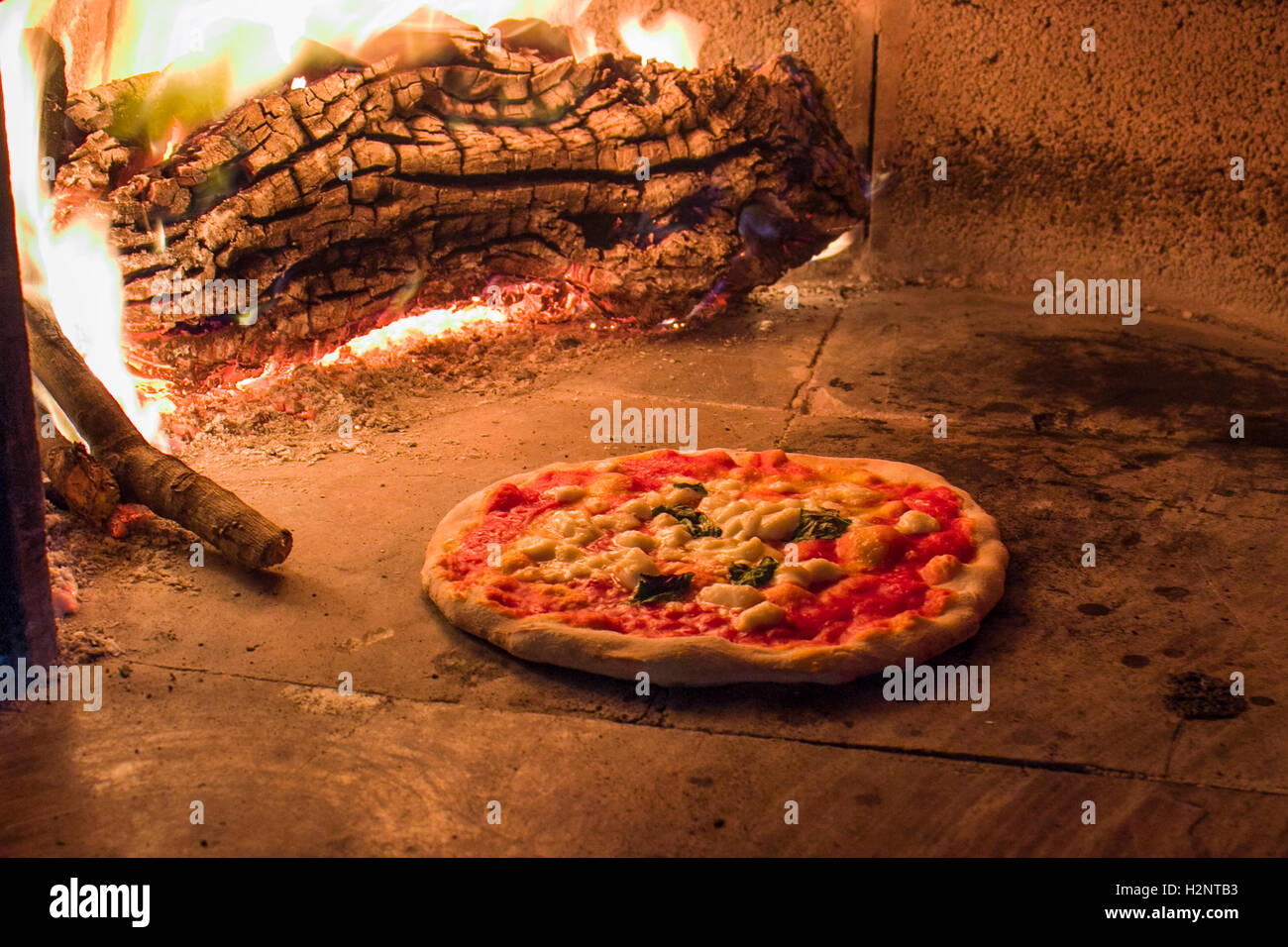 Horno de pizza tradicional fotografías e imágenes de alta resolución - Alamy