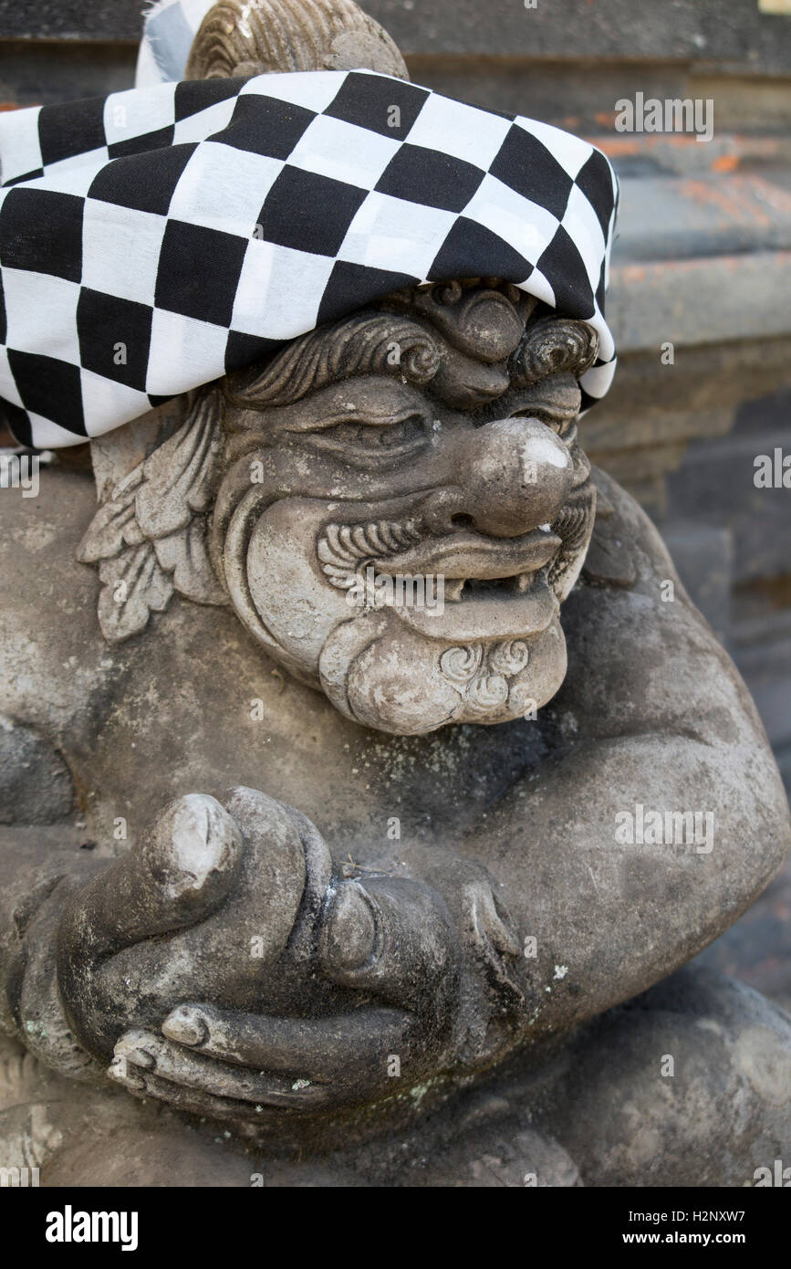 Indonesia, Bali, Sidemen, figura fuera, un templo hindú envuelto en Saput poleng paño cuadriculado en blanco y negro Foto de stock