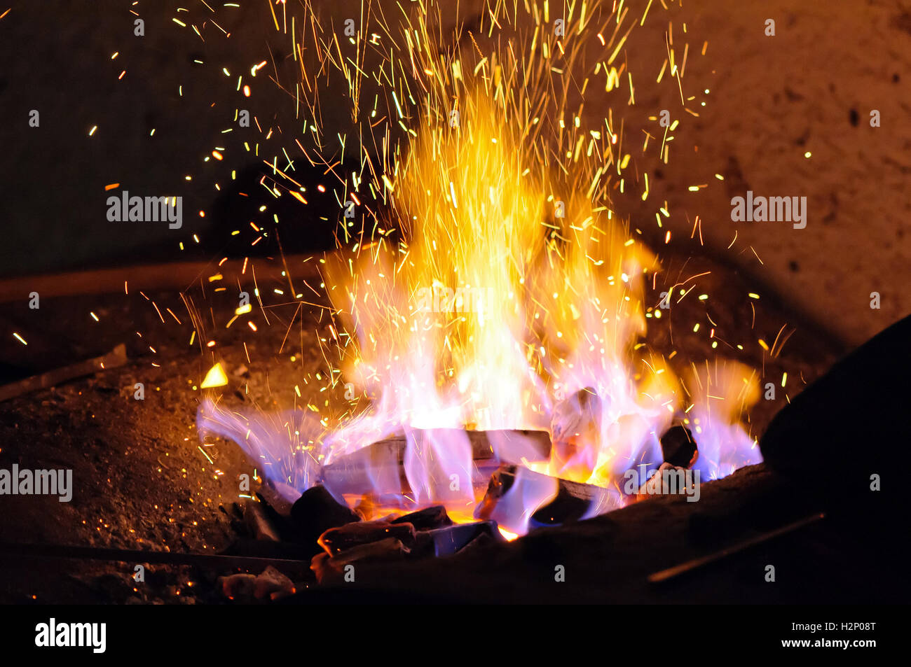 Chispas Del Fuego De Las Bengalas Foto de archivo - Imagen de caliente,  navidad: 51446540