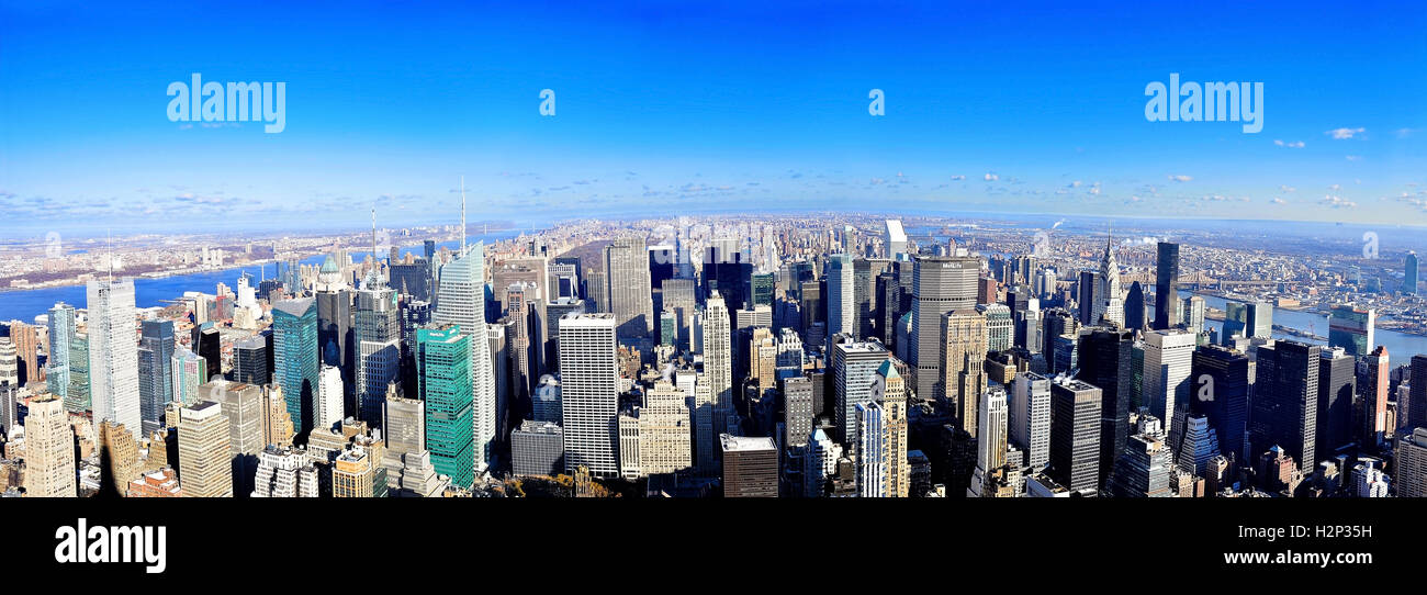 Vista completa del skyline de ciudades de Nueva York, Manhattan, Ciudad de Nueva York de la isla en un día despejado, con un cielo azul brillante - EE.UU.. Foto de stock