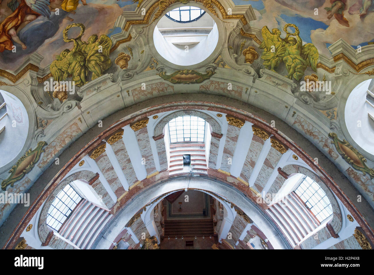 Interior de la Karlskirche, la Iglesia de San Carlos, en Viena