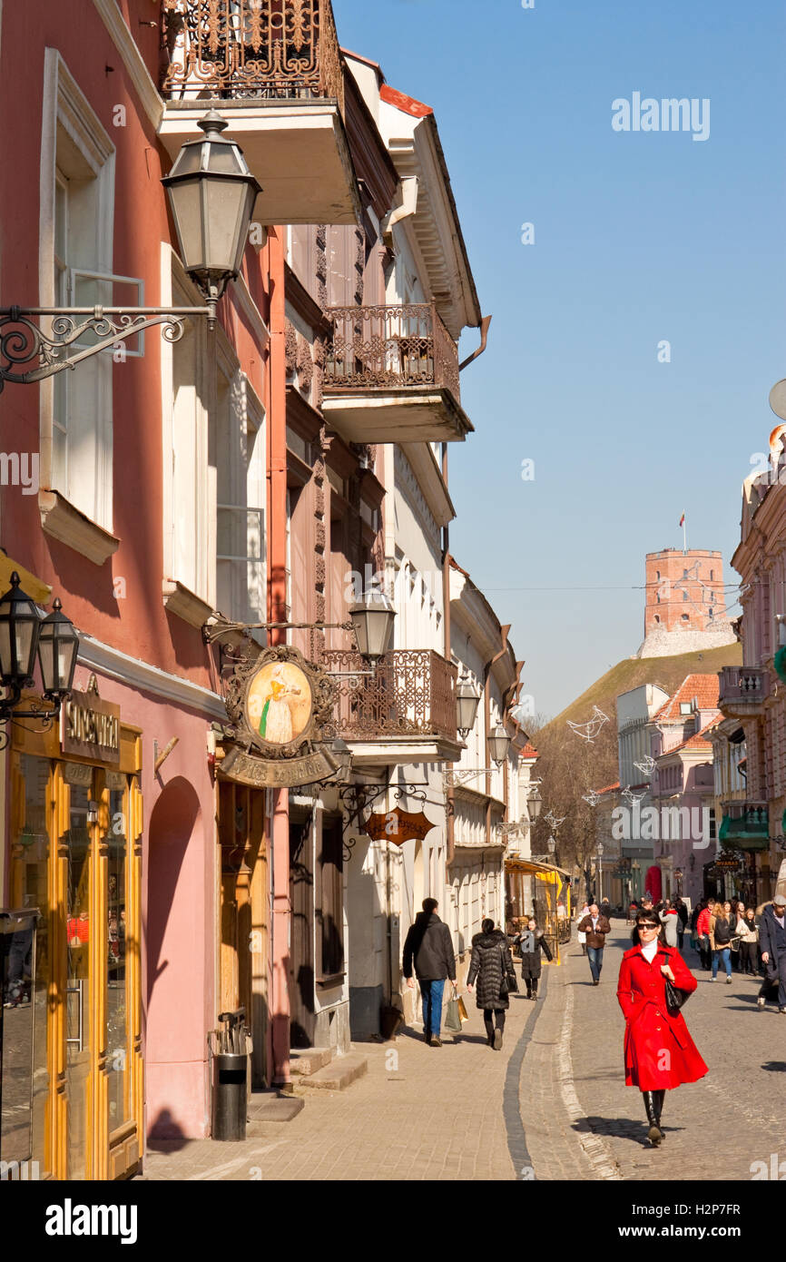 Vilna, Lituania - Marzo 18, 2015: vista de Pilies Street (calle del Castillo) y Gediminas Tower - ubicaciones turísticas populares. Foto de stock