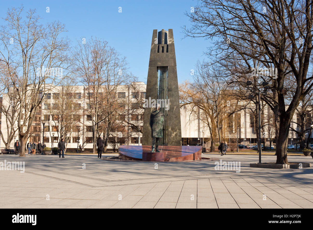 Vilna, Lituania - Marzo 17, 2015: Monumento a Vincas Kudirka, Héroe Nacional de Lituania, en la plaza de Vilna. Foto de stock