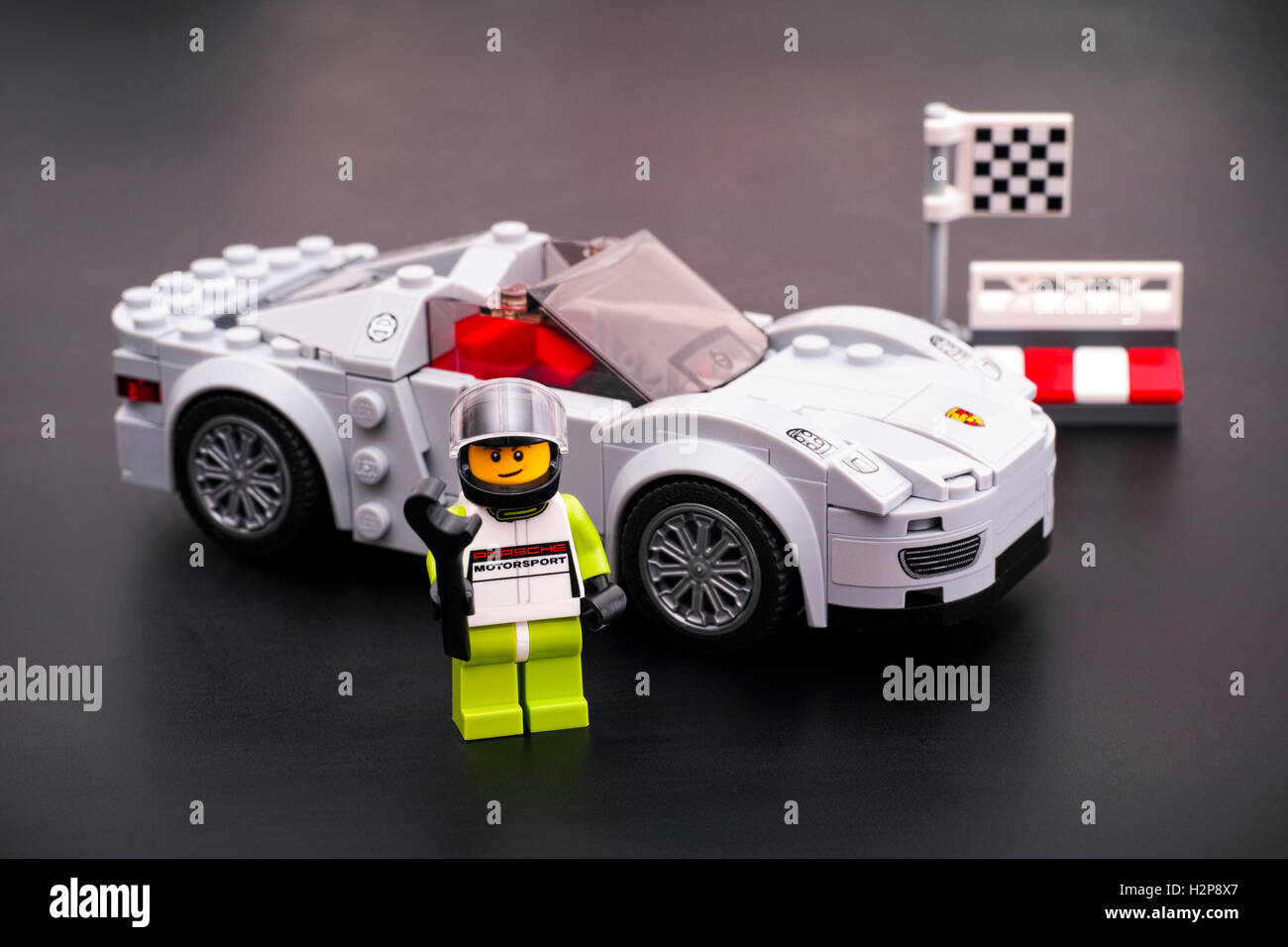 Tambov, Rusia - Marzo 15, 2015 Lego Porsche 918 Spyder por Lego campeones  de velocidad con conductor con llave Fotografía de stock - Alamy