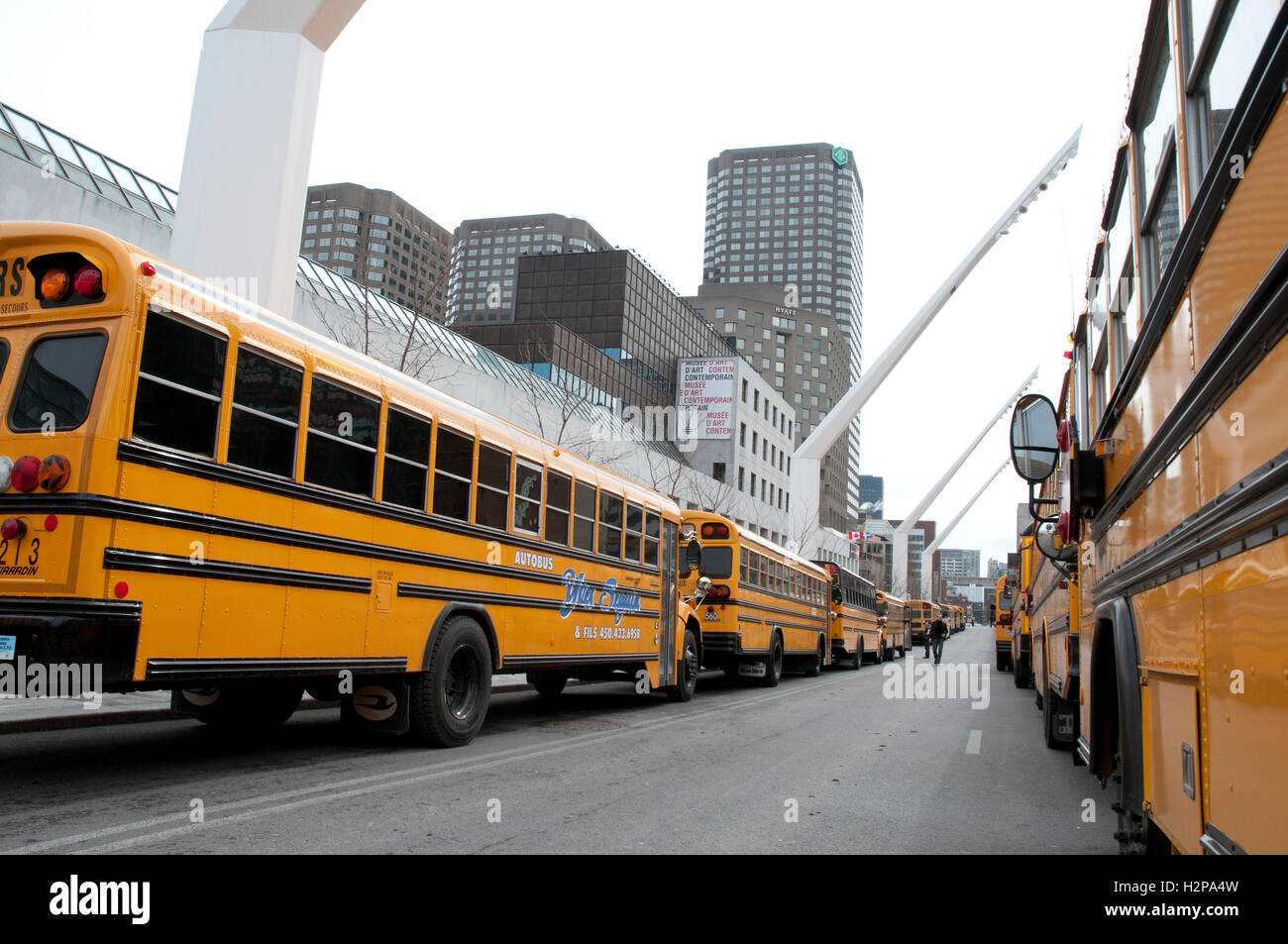 En primer plano el lado trasero de cola de autobuses estacionados en la calle urbano edificios Background 3, Montreal, Quebec, Canadá Foto de stock