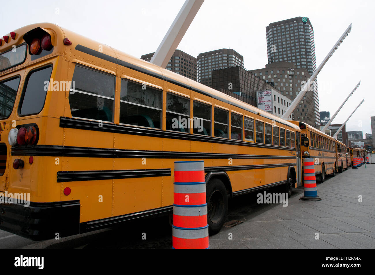 En primer plano el lado trasero de cola de autobuses estacionados en la calle urbano edificios Background 2, Montreal, Quebec, Canadá Foto de stock
