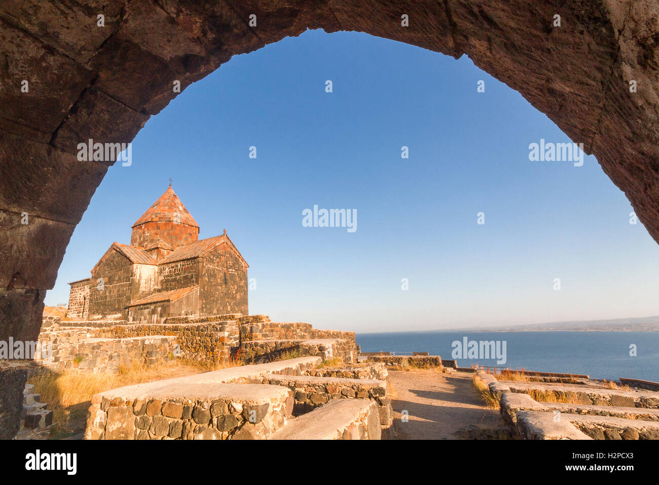 Iglesia de Sevan en Armenia. Foto de stock