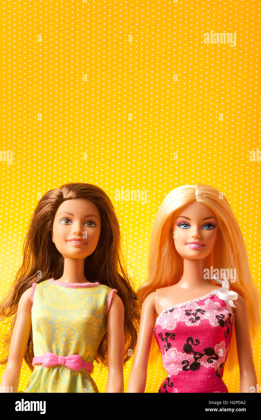 Las muñecas Barbie morena y rubia Fotografía de stock - Alamy