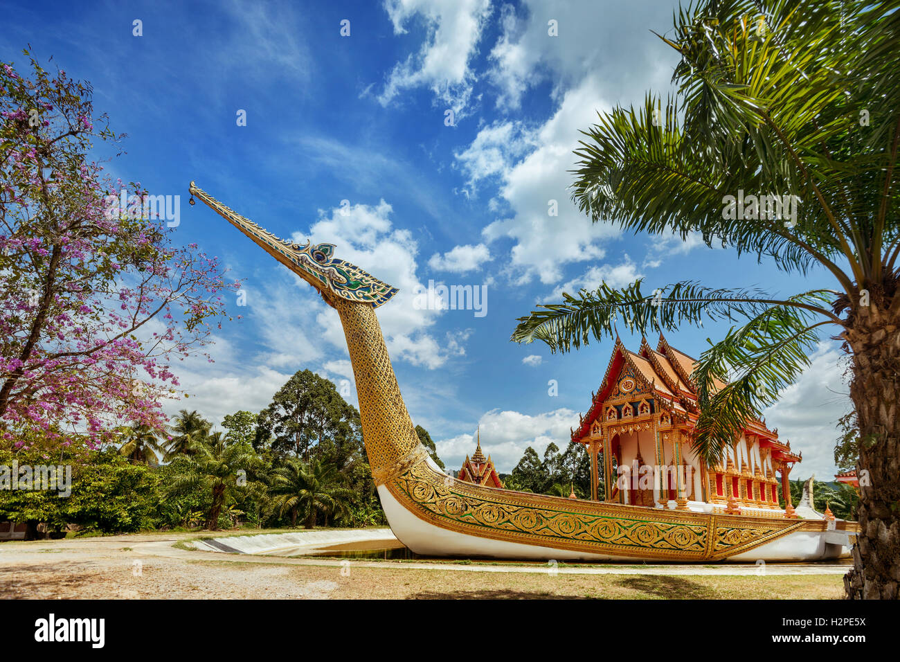 Templo tailandés construida en el arca en el trópico Foto de stock