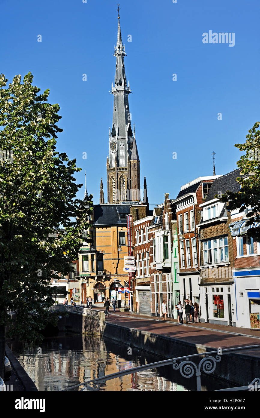 En Voorstreek viejos canales en Leeuwarden 19º torre del siglo de la iglesia San Bonifatius Frisia Fryslan Holanda Foto de stock