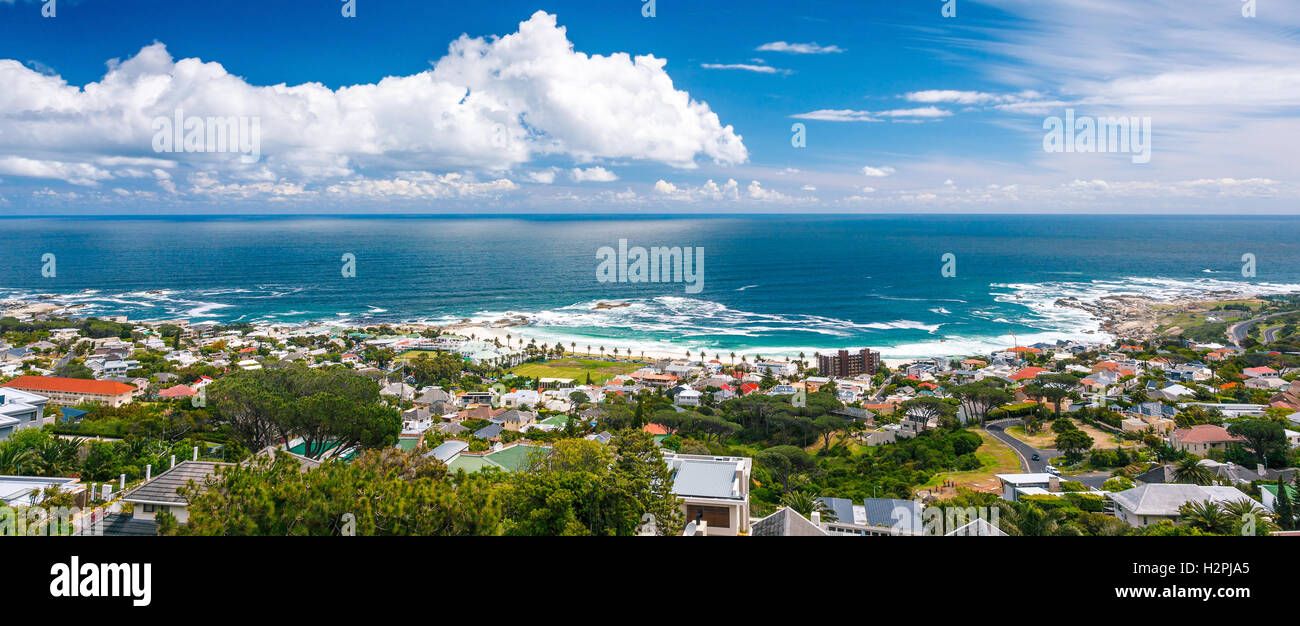 Paisaje Panorámico de Camps Bay, hermosa ciudad costera, famoso lugar turístico, Cape Town, Sudáfrica Foto de stock