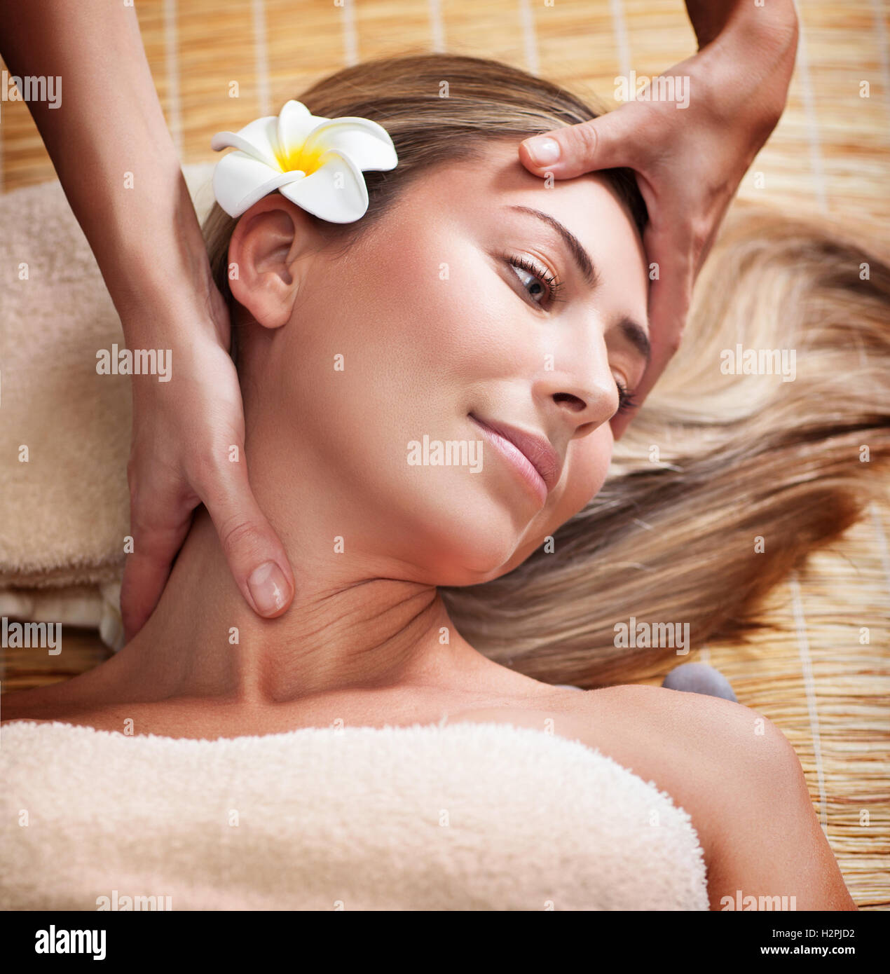 Mujer durante el masaje facial, masajistas haciendo un masaje facial para una hermosa y tranquila, la belleza femenina y tratamiento saludable Foto de stock