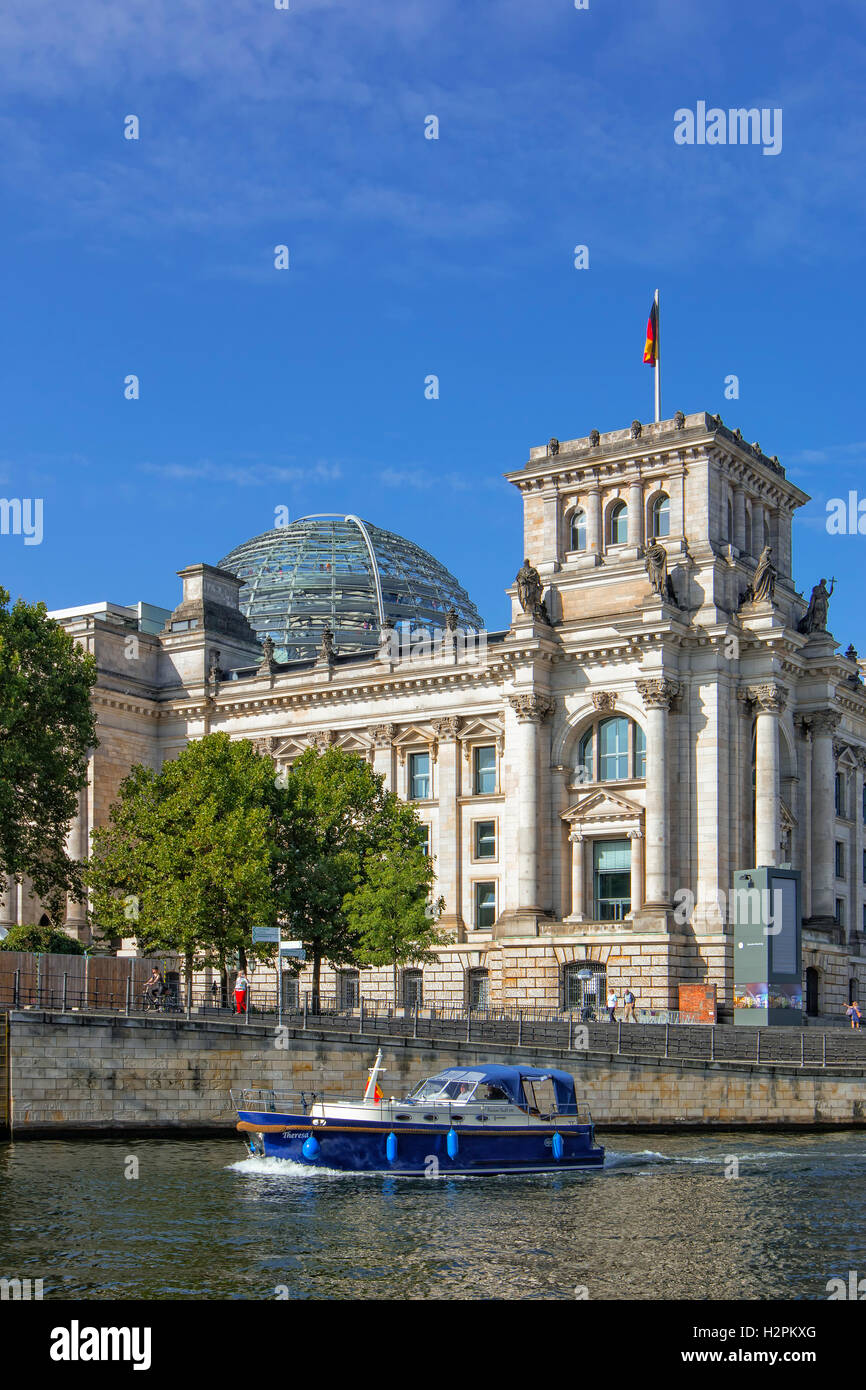 El edificio Reichstag y el río Spree en Berlín. Foto de stock