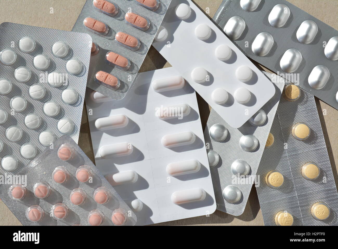 Una gran cantidad de píldoras en una tabla Foto de stock