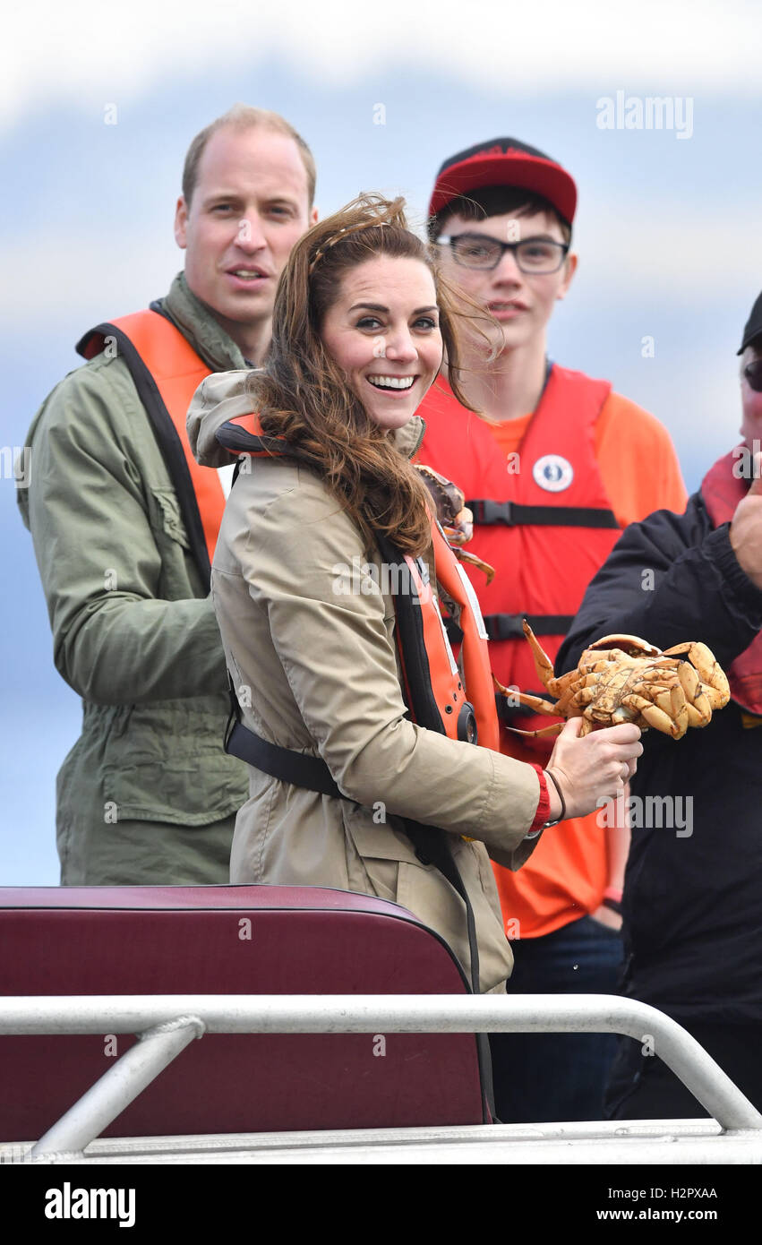 El Duque y la duquesa de Cambridge, ir en un viaje de pesca en el Highlander barco Ranger después de visitar Skidegate Centro juvenil en la isla de Haida Gwaii durante el recorrido real de Canadá. Foto de stock