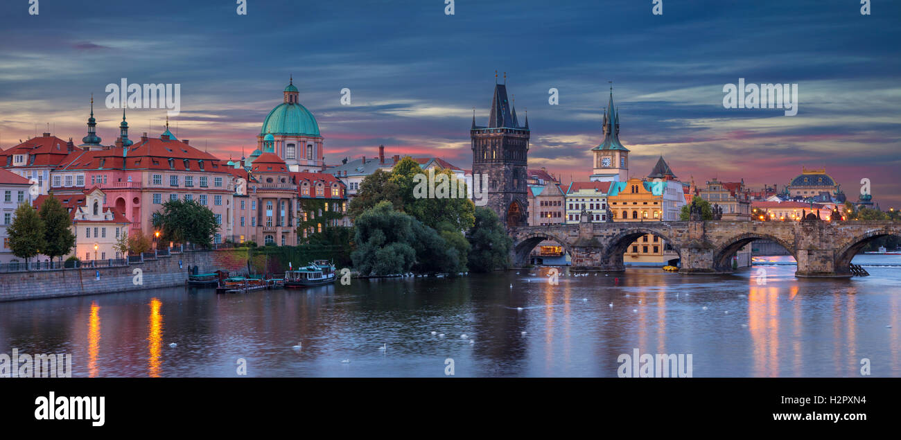 Praga. Imagen panorámica de Praga, capital de la República Checa, durante el amanecer. Foto de stock
