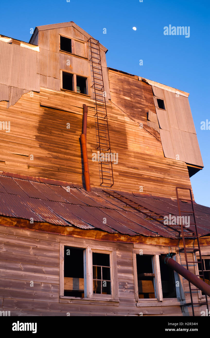 Forma única granja Barn Edificio País Noche de luna llena Foto de stock