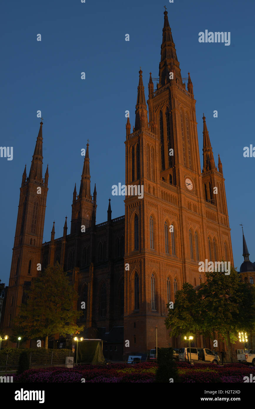 Marktkirche (Iglesia del Mercado en Inglés) al atardecer. Ciudad de Wiesbaden, Hesse, Alemania. Foto de stock