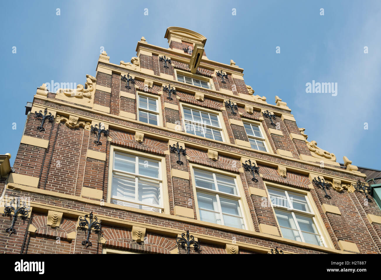 Edificio de fachada típica holandesa Foto de stock
