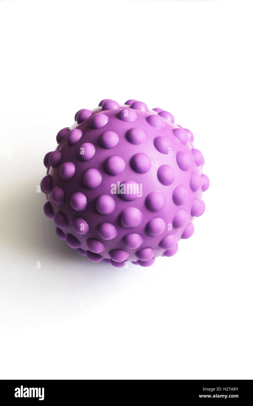 Goma de color brillante bola sensorial aislado en blanco Foto de stock