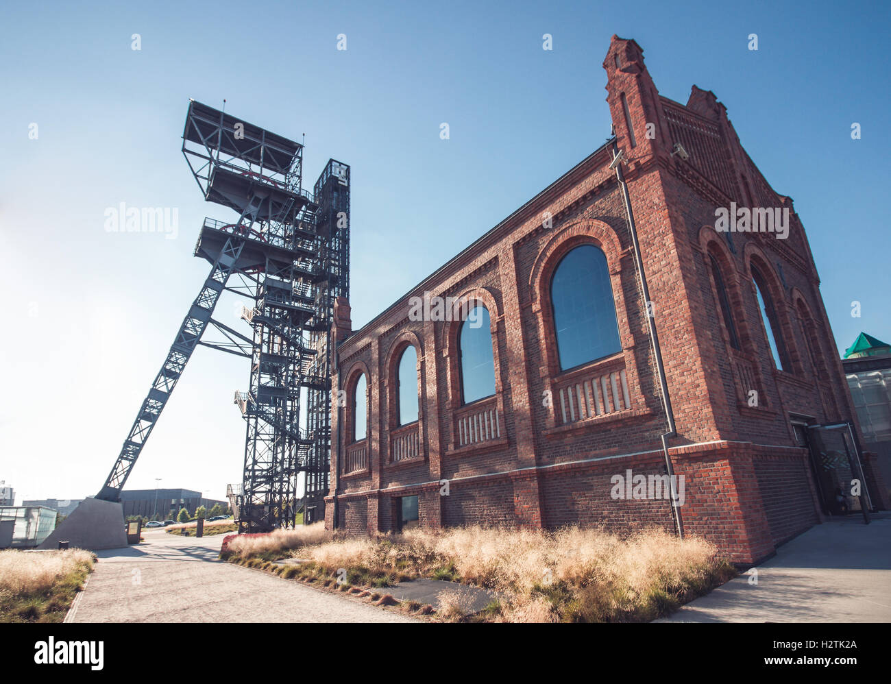 KATOWICE, POLONIA - Agosto 25, 2016: Los modernos edificios del Museo de Silesia acompañado por un eje de la antigua mina de carbón 'Kato Foto de stock