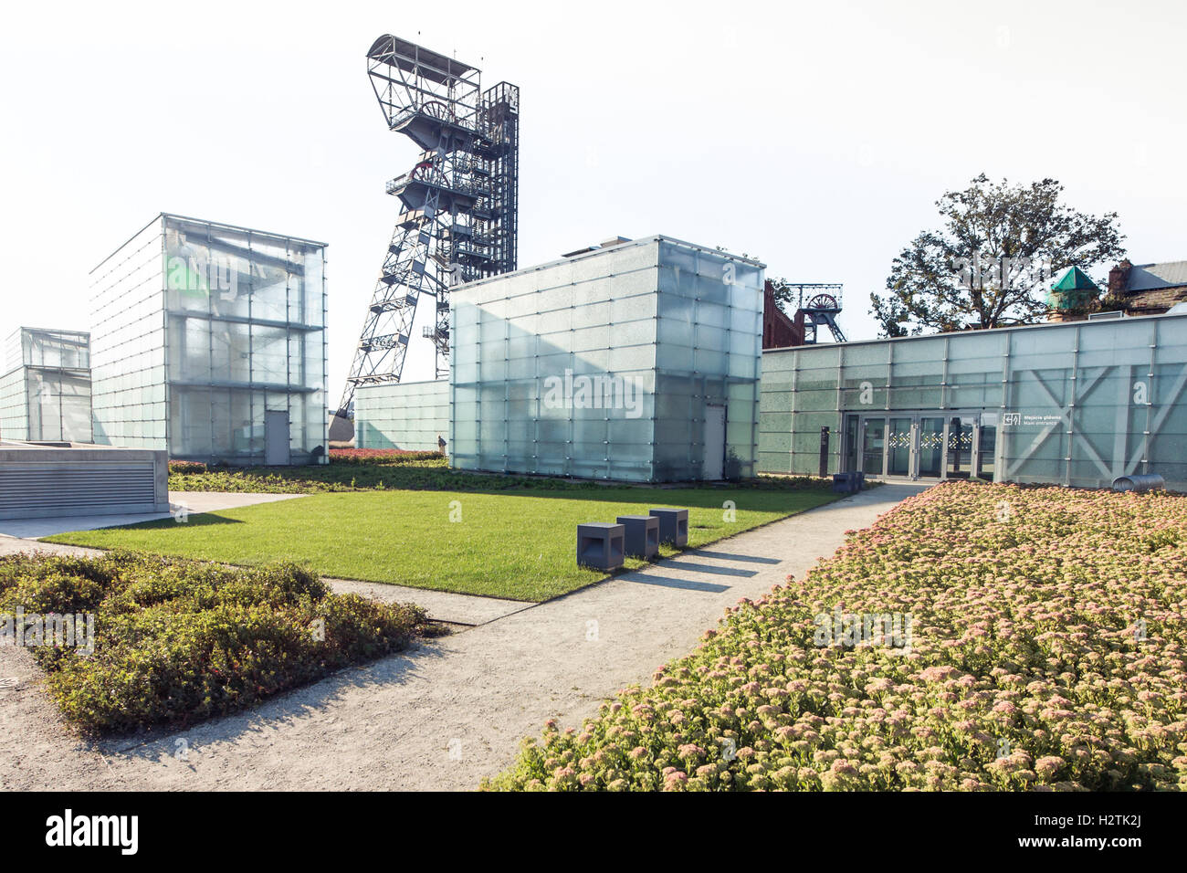 KATOWICE, POLONIA - Agosto 25, 2016: Los modernos edificios del Museo de Silesia acompañado por un eje de la antigua mina de carbón 'Kato Foto de stock