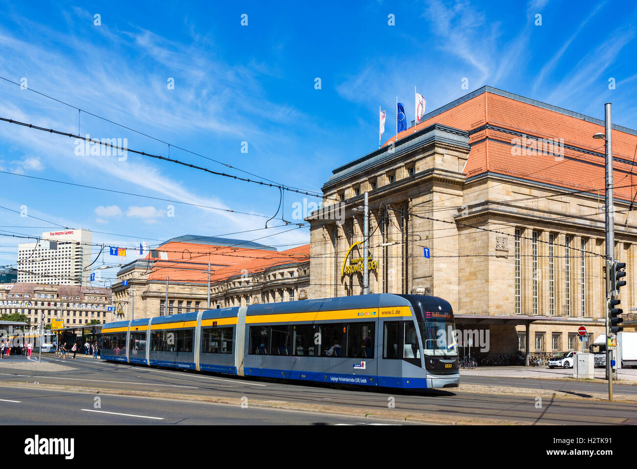 Tranvía delante de la Hauptbahnhof, una de las mayores estaciones de ferrocarril en Europa, Leipzig, Sajonia, Alemania Foto de stock