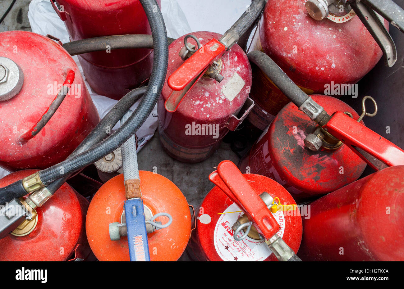 Almacenamiento de extintores para reciclar, centro de reciclaje Fotografía  de stock - Alamy