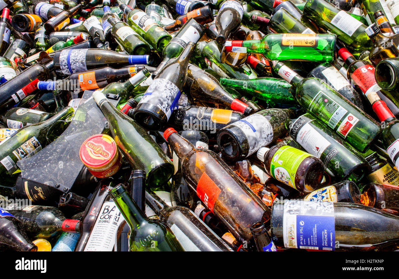 Almacenamiento de botellas de vidrio para reciclar, centro de reciclaje  Fotografía de stock - Alamy