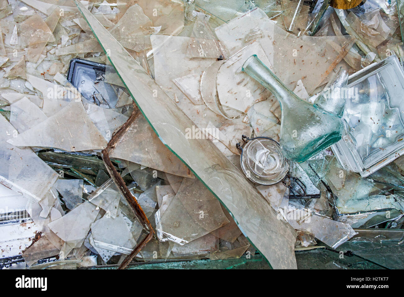 Almacenamiento de vidrio para reciclar, centro de reciclaje Foto de stock