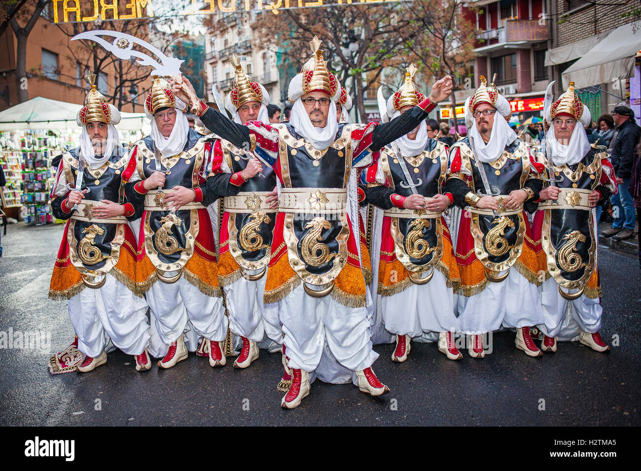 Desfile con disfraces en el festival fiesta moros y cristianos fotografías  e imágenes de alta resolución - Alamy