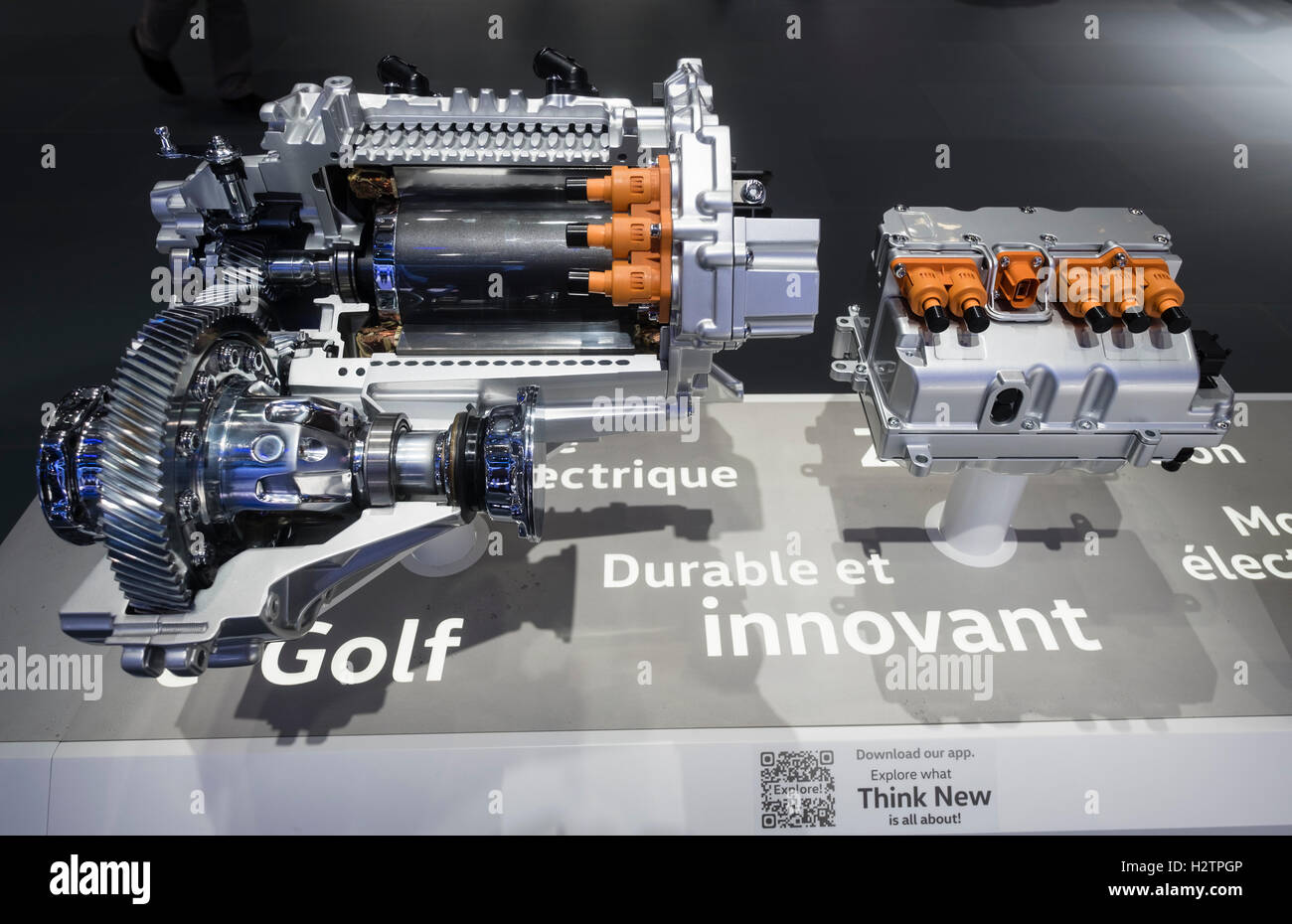Detalle de Volkswagen motor eléctrico utilizado en e-Golf toque en Paris Motor Show 2016 Foto de stock
