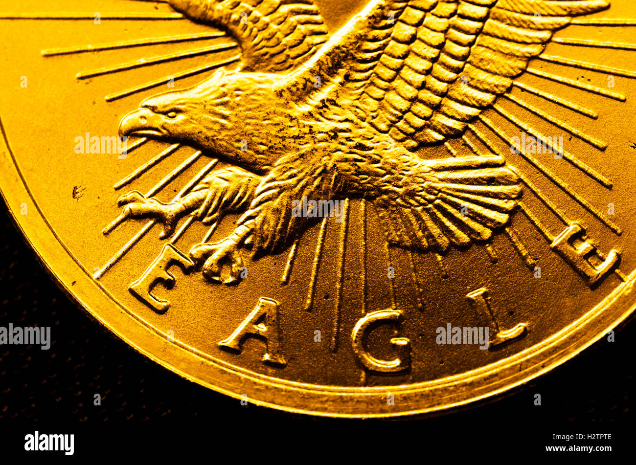 Monedas y lingotes de oro puro en lingotes Foto de stock