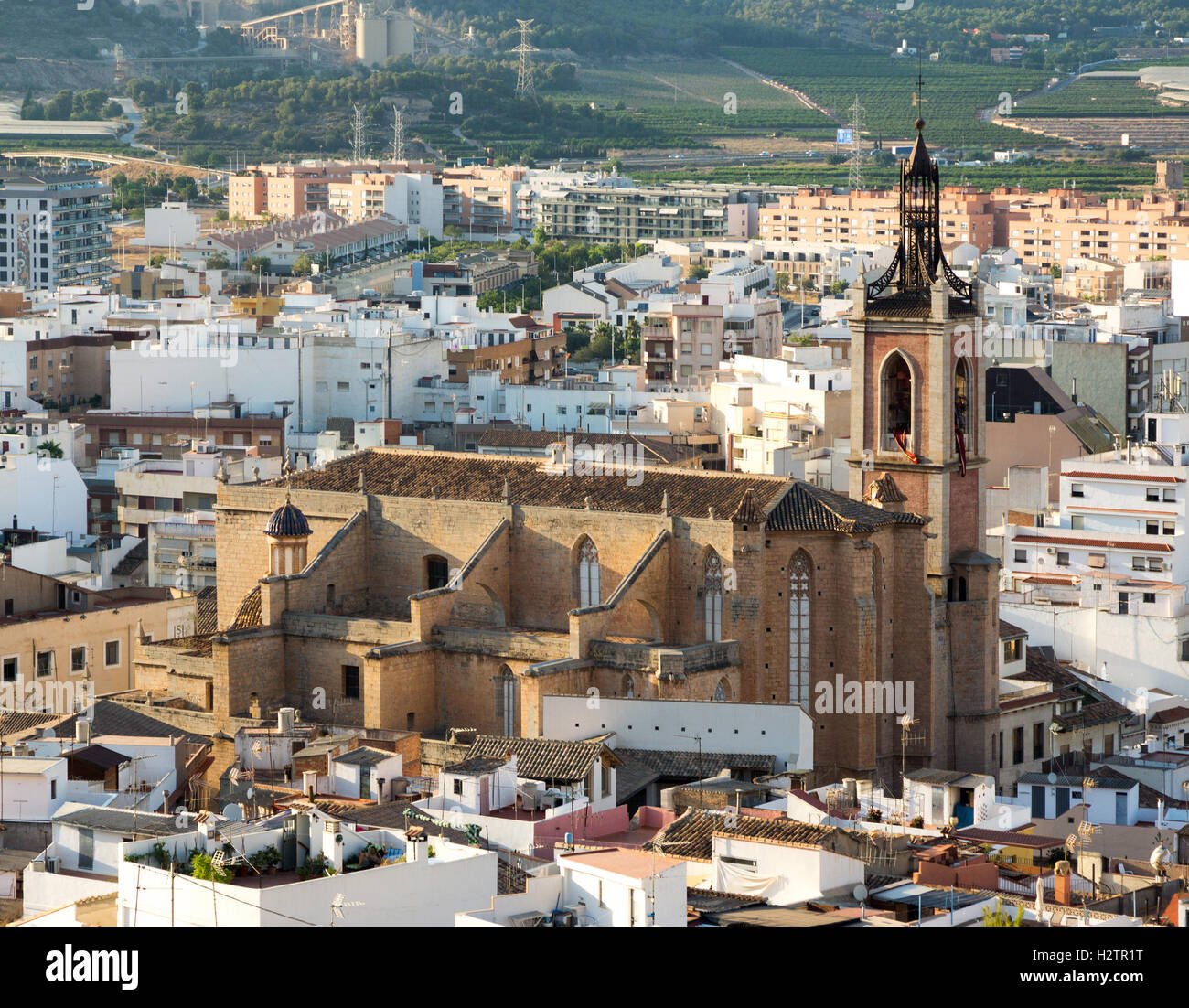 Vista de la ciudad de Sagunto, en la parte oriental de España. En primer plano con la Iglesia de Santa María Foto de stock