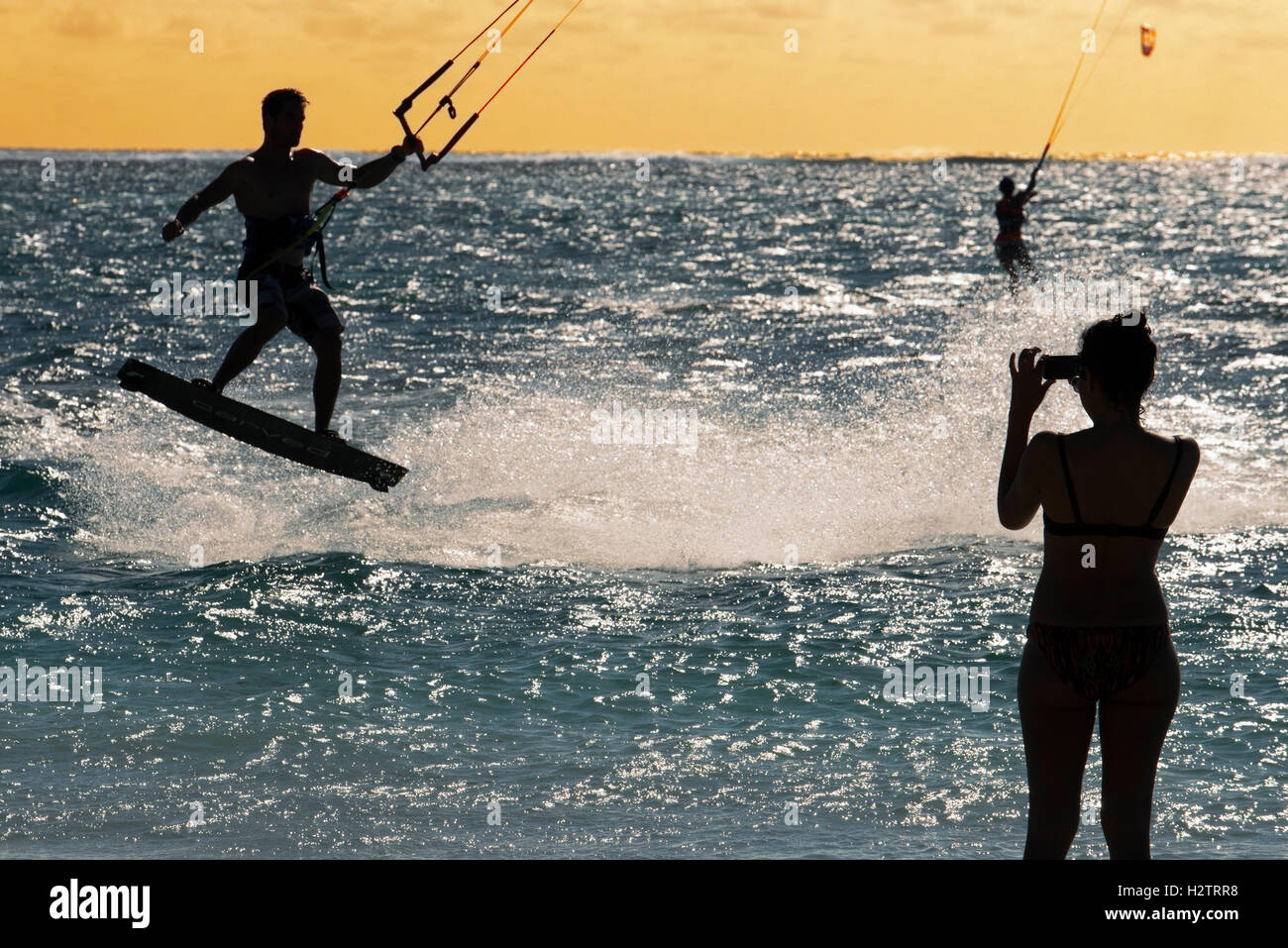 Deportes acuáticos en la playa pública Le Morne, Mauricio. Foto de stock