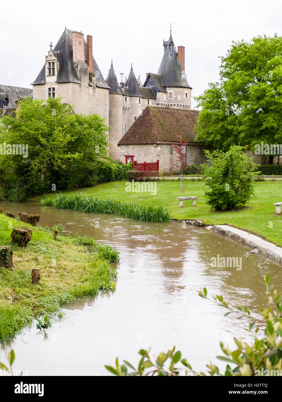 Stream y el parque en el Chateau de FougeressurBievre. Un arroyo en