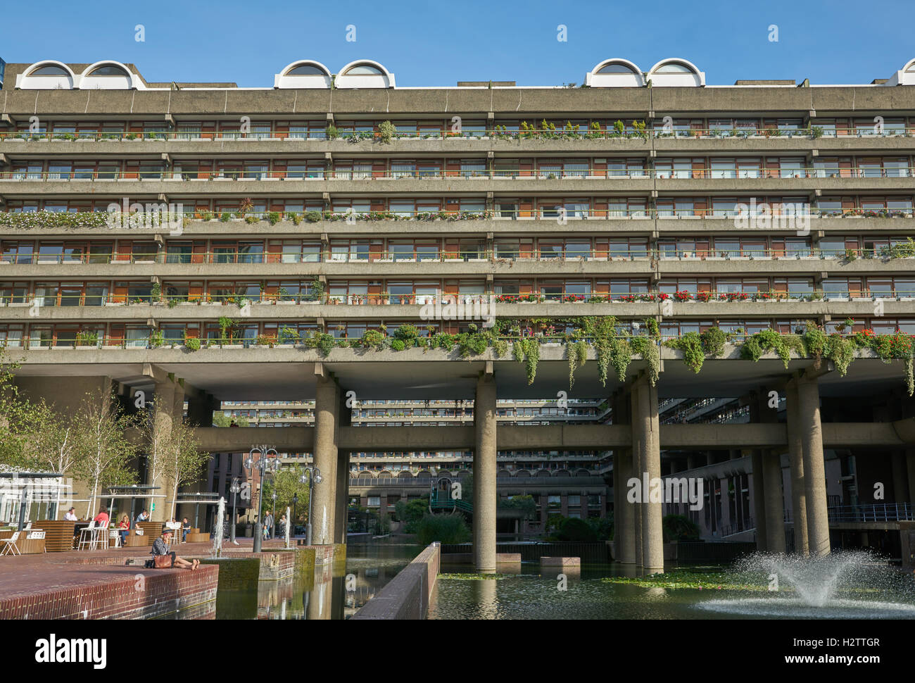 Apartamentos modernista, barbican flats, hormigón edificio de apartamentos. Foto de stock