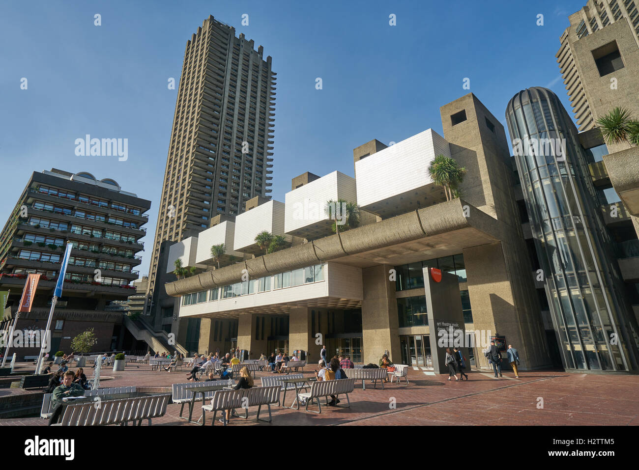 El Barbican Centre de Londres. La arquitectura moderna. Brutalist. Los edificios de hormigón. Foto de stock