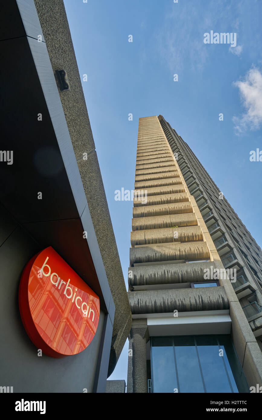 Él Barbican Centre de Londres. La arquitectura moderna. Brutalist. Los edificios de hormigón. Foto de stock