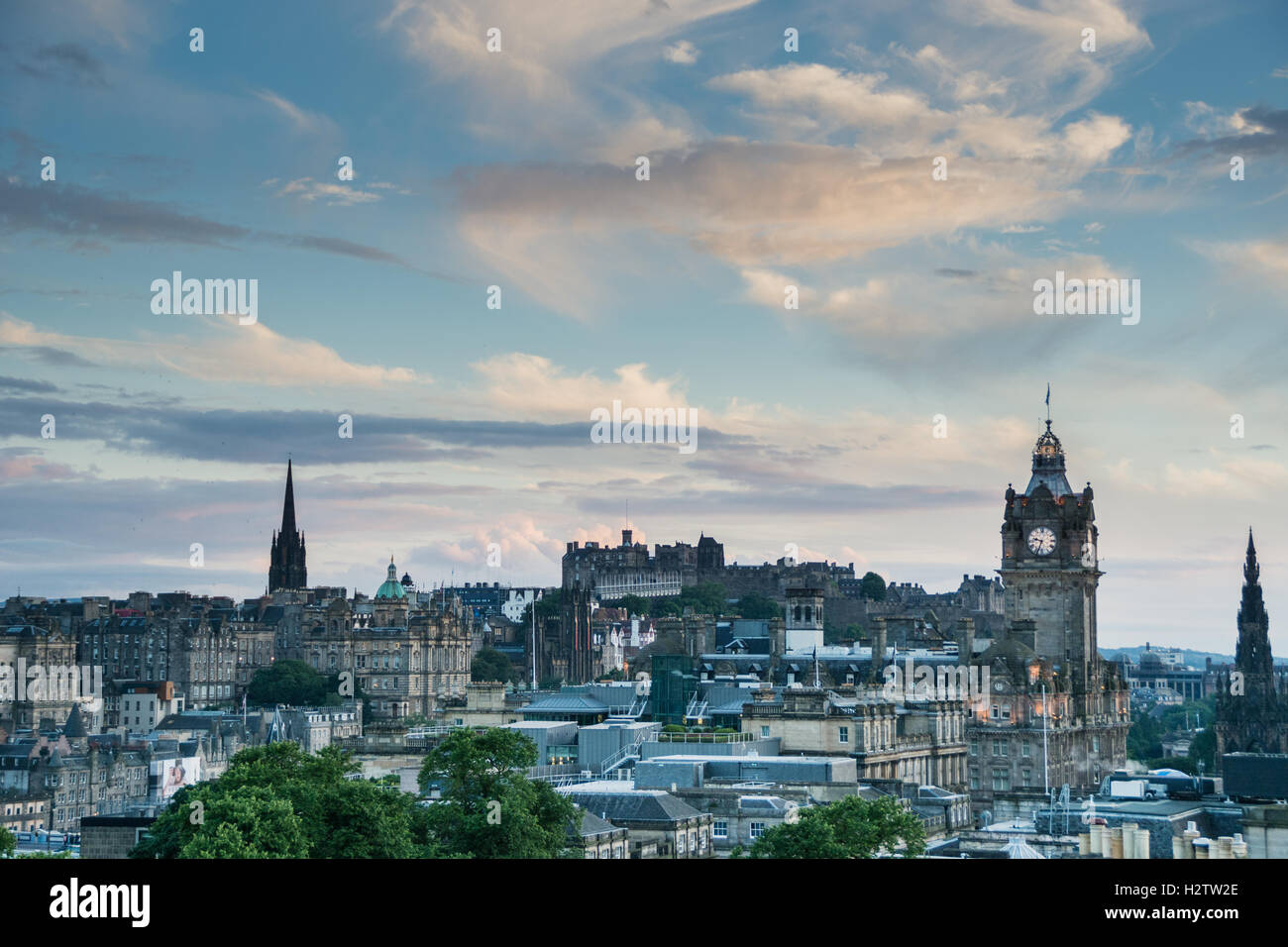 Una espectacular vista del horizonte de Edimburgo, capital de Escocia. Foto de stock