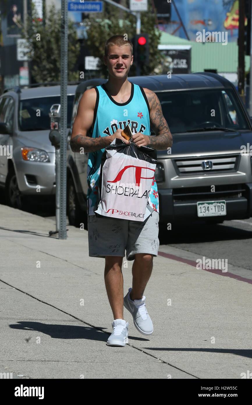 Justin Bieber comprar zapatillas de la zapata Palace en Melrose Avenue con:  Justin Bieber donde: Los Angeles, California, Estados Unidos Cuándo: 26 Jul  2016 Fotografía de stock - Alamy