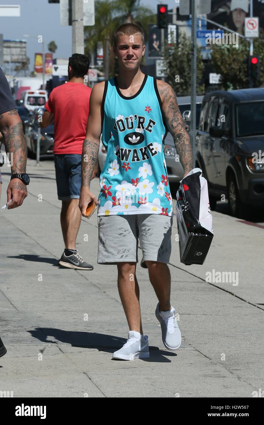 Justin Bieber comprar zapatillas de la zapata Palace en Melrose Avenue con: Justin  Bieber donde: Los Angeles, California, Estados Unidos Cuándo: 26 Jul 2016  Fotografía de stock - Alamy